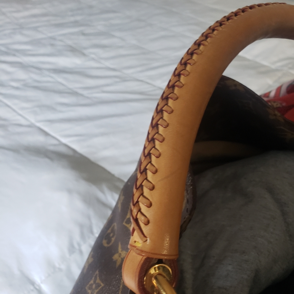 Louis Vuitton Artsy! Immaculate Condition! - Picture 14 of 15